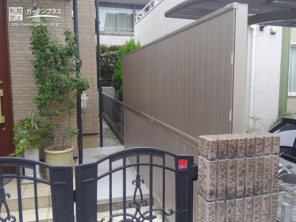 近隣の気になる目線や排気ガスを遮る目隠しフェンスの設置工事 No 7130 目隠しフェンスの施工例 外構工事のガーデンプラス