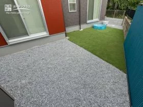 砂利と芝の切り替えデザインが美しい主庭[施工後]