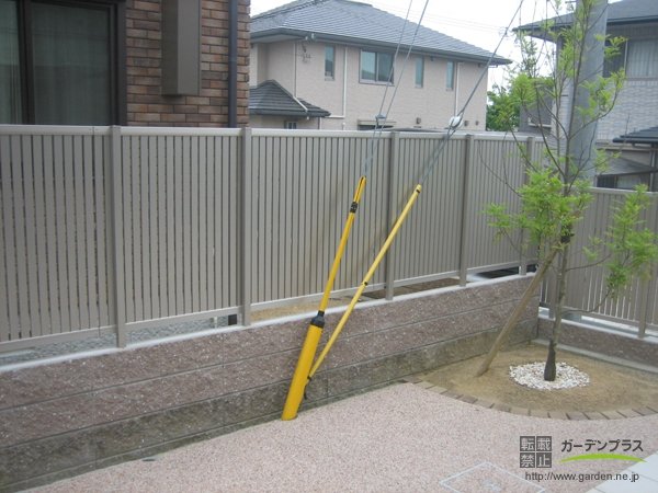 目隠しフェンス設置工事 既存フェンス撤去 No 0714 目隠しフェンスの施工例 外構工事のガーデンプラス