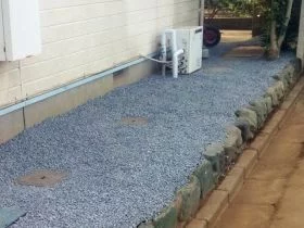 雑草対策と防犯対策を兼ねた砂利の犬走り[施工後]