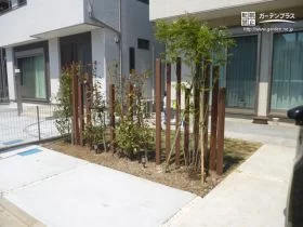 デザイン性が高く目隠しにもなる植栽と角柱[施工後]