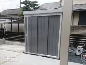 色味を合わせることでお庭にも溶け込む物置[施工後]