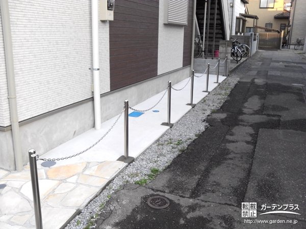 家の境界を守るチェーンポール設置工事 No 0719 勝手口まわりの施工例 外構工事のガーデンプラス 家の境界を守るチェーンポール設置工事 No 0719 勝手口まわりの施工例 外構工事のガーデンプラス