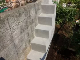 ご自宅と花壇の段差を行き来できる階段[施工後]