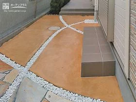 カラーコンクリートと乱形石張りと化粧砂利の華やかなテラス[施工後]