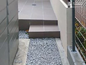お住いの印象を美しく演出する砂利の犬走り[施工後]