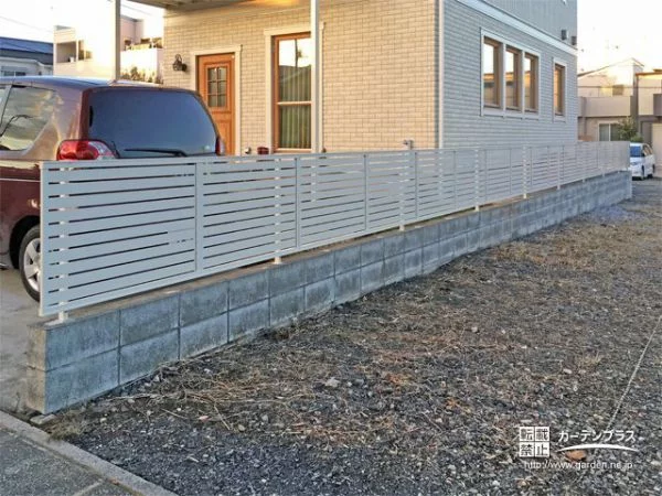 No.7239 洋風のお住まいにピッタリの飽きのこない白い横板境界フェンス[施工後]