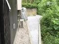 雑草対策に明るい砕石を敷いた犬走り