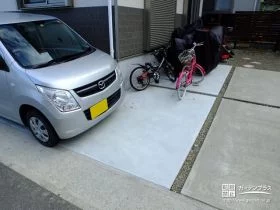 スリットでスペースの境界を示したバイクや自転車の駐輪スペース[施工後]
