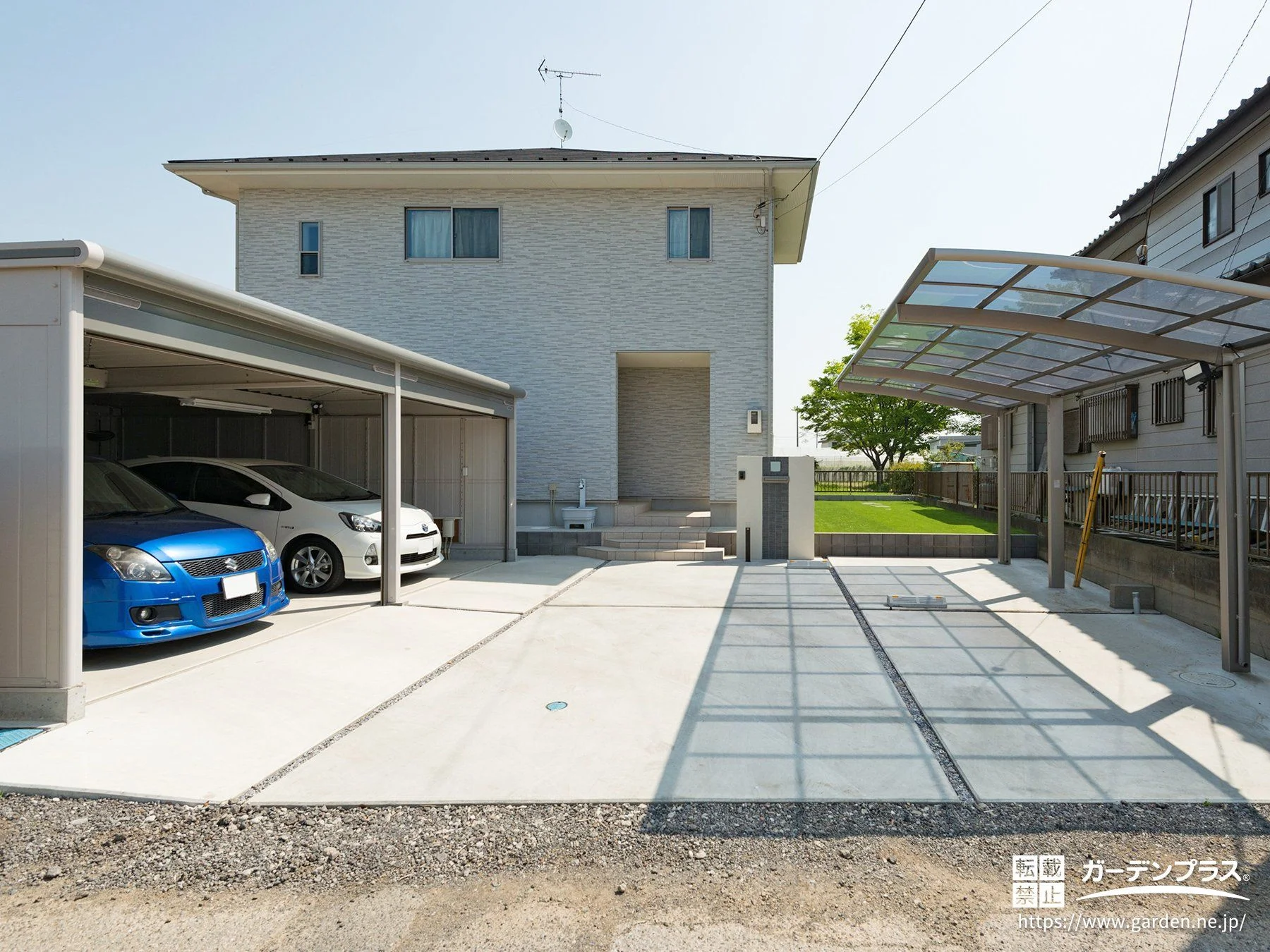 大開口と開放感をモダンにデザインした広々とした駐車スペースの