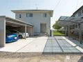 大開口と開放感をモダンにデザインした広々とした駐車スペースのオープン外構