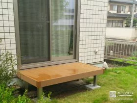 緑鮮やかな主庭に憩いのウッドデッキ[施工後]