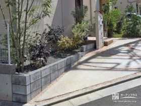 樹形がお住いの景観を美しく演出する土留めの植栽スペース[施工後]