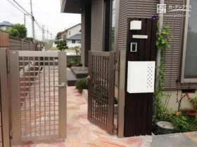 暖色系の石が明るく彩るアプローチ[施工後]