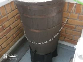樽のようなかわいらしいデザインの雨水タンク[施工後]