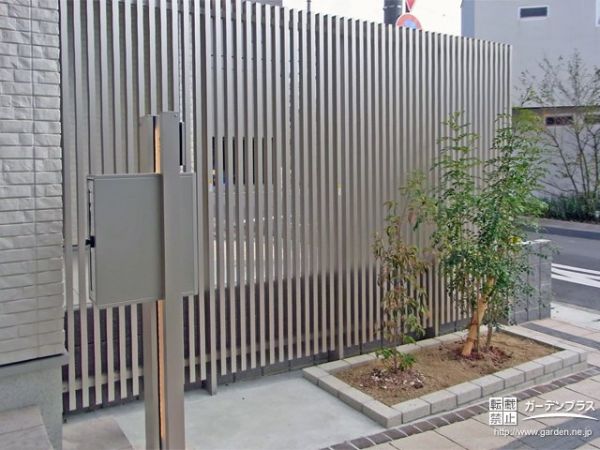 上質なファサード空間を創る洗練された格子目隠しフェンス No 7410 目隠しフェンスの施工例 外構工事のガーデンプラス