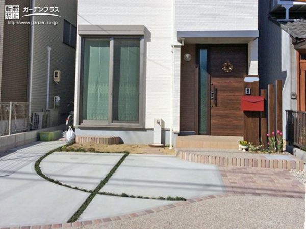 自然の風合いのコンクリート製レンガと古木の可愛いオープン外構 No 7415 玄関アプローチの施工例 外構工事のガーデンプラス