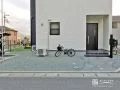 優しい曲線の小道アプローチのシンプルモダンなオープン外構