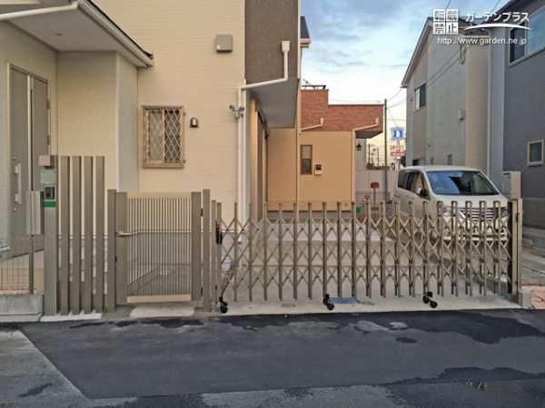 スマートな直線ラインが防犯と安心を上品にデザインするクローズ外構 No 7437 門柱 門まわりの施工例 外構工事のガーデンプラス