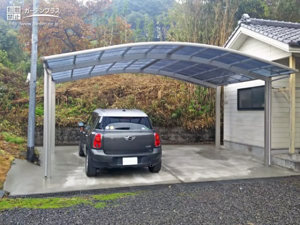 愛車とマッチした優しい曲線屋根のカーポートの駐車スペース設置工事 No 7447 駐車スペースの施工例 外構工事のガーデンプラス