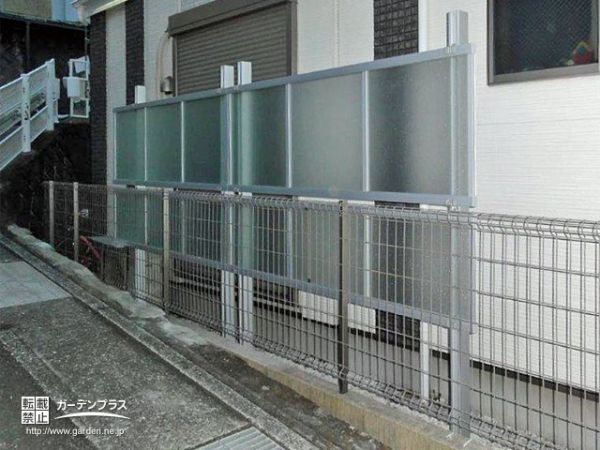 スタイリッシュなデザインの不透明なパネル目隠しフェンス No 7466 目隠しフェンスの施工例 外構工事のガーデンプラス スタイリッシュなデザインの不透明なパネル目隠しフェンス No 7466 目隠しフェンスの施工例 外構工事のガーデンプラス