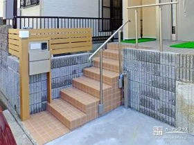 優しい印象で美しさを保つお洒落なタイルのアプローチ階段[施工後]