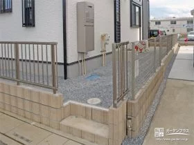 美しいお住いを演出する犬走りと出入りに便利な勝手口階段[施工後]