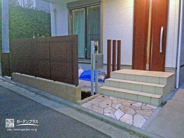 No.7550 木目格子で和モダンに装い視線を遮る門扉と目隠しフェンス設置工事[施工後]