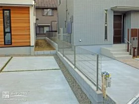 隣家との外構イメージを共有できるメッシュタイプの境界フェンス
