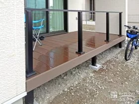 お住いの構造を活かし魅力的なガーデンリビングのウッドデッキ[施工後]