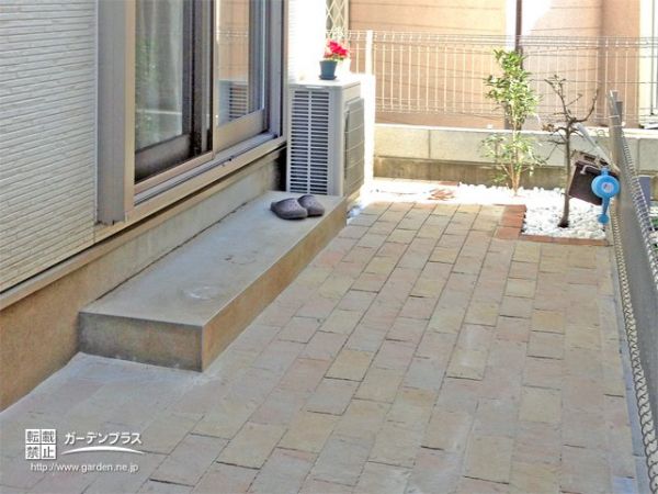 石目模様の凹凸が高貴なインターロッキングのお庭リフォーム工事 No 7619 雑草対策 防犯砂利の施工例 外構工事のガーデンプラス