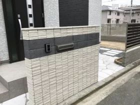 石のような陰影が美しい門袖[施工後]