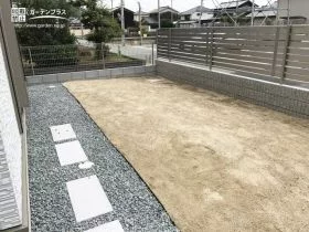 真砂土の優しさと砂利のクールさを感じる主庭[施工後]