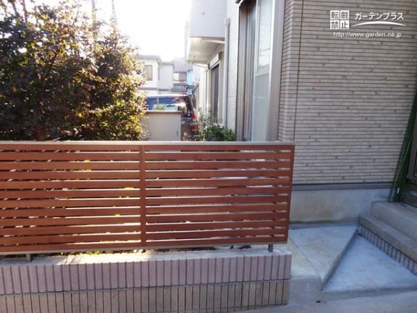 No.7738 木目が優しくお庭の彩りにもなる目隠しフェンスの設置工事[施工後]