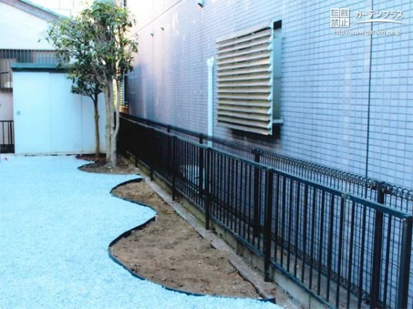No.7751 花壇の滑らかな曲線が優しい印象の主庭のリフォーム工事[施工後]