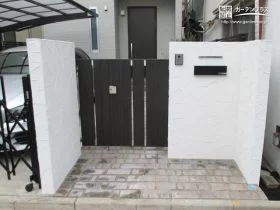 塗りの風合いが個性的な門袖[施工後]