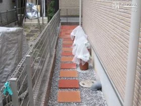 暖色系ブロックで園路を演出するかわいらしい犬走り[施工後]