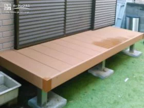 人工芝の緑と共に癒しの空間を作り出すウッドデッキ[施工後]