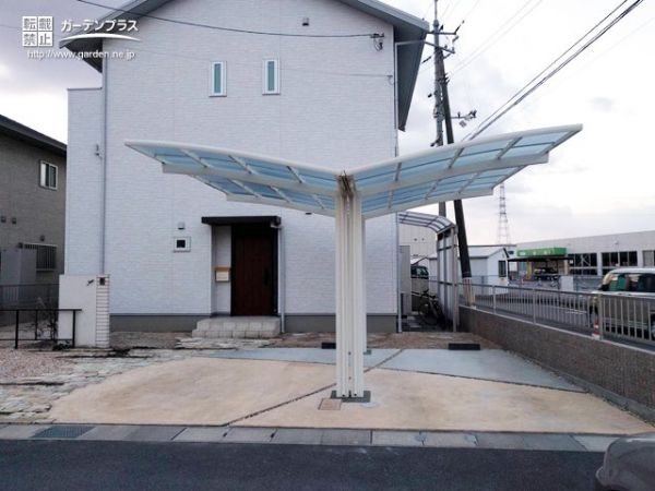 見た目にもすっきり明るく透明感の美しいカーポート設置工事 No 7871 駐車スペースの施工例 外構工事のガーデンプラス