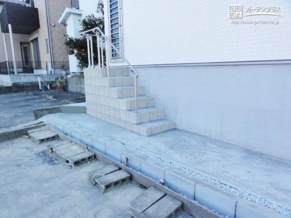 高い位置の勝手口への出入りも安心安全の手すりの設置工事 No 7872 雑草対策 防犯砂利の施工例 外構工事のガーデンプラス