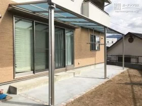 お天気の悪い日も青空を望むような爽やかな印象のテラス屋根設置工事