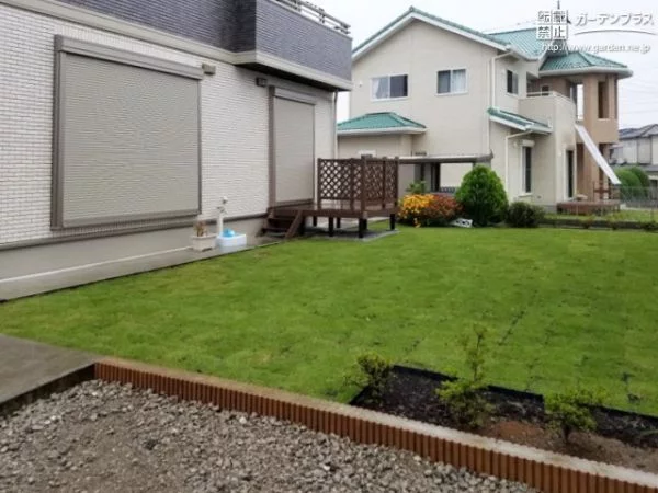 鮮やかな緑の天然芝と共にお庭を優しく彩るウッドデッキの設置工事