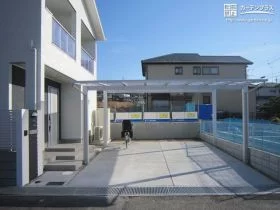 お住まいを引き立てるフラットデザインのカーポート[施工後]