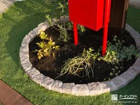 門柱足元の花壇