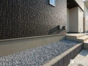 砂利を敷いて整った印象の軒下