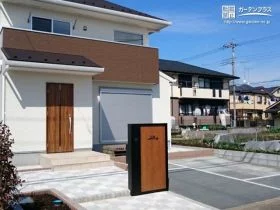 市松模様のアプローチでお住まいを華やかに演出するオープンな新築外構一式工事