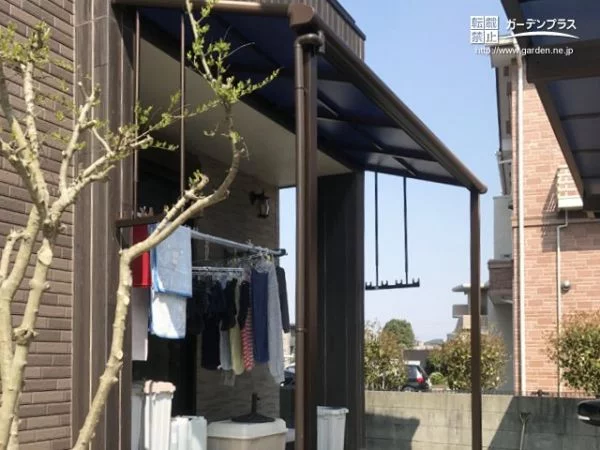 ダークカラーでシックなお住まいとの一体感を創出するテラス屋根の設置工事