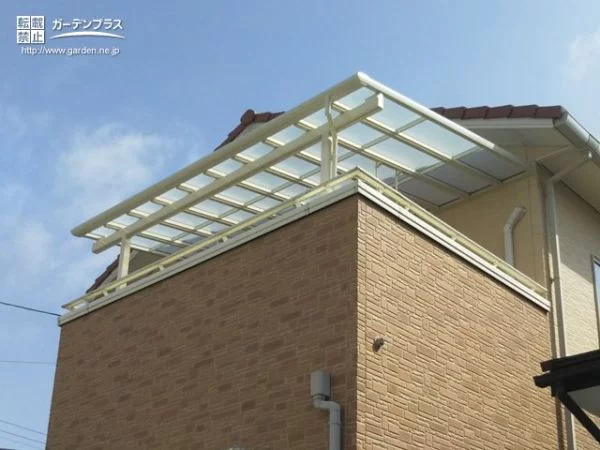 強い日差しを柔らかな光に変えて家事効率も上げるバルコニー屋根の設置工事