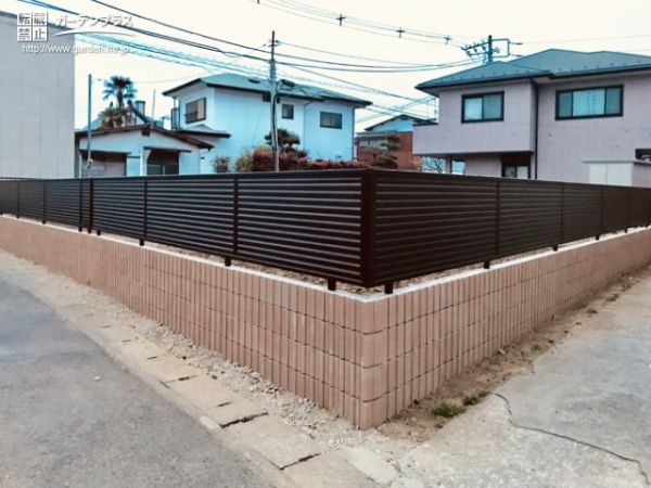 ダークブラウンの色味でシックに彩る目隠しフェンス設置工事 No 8161 目隠しフェンスの施工例 外構工事のガーデンプラス ダークブラウンの色味でシックに彩る目隠しフェンス設置工事 No 8161 目隠しフェンスの施工例 外構工事のガーデンプラス