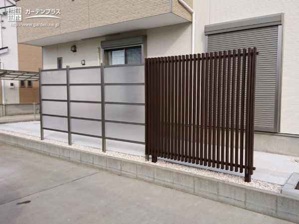 切り替えデザインで動きを出し奥行き感を演出する目隠しパネル設置工事 No 8167 目隠しフェンスの施工例 外構工事のガーデンプラス 切り替えデザインで動きを出し奥行き感を演出する目隠しパネル設置工事 No 8167 目隠しフェンスの施工例 外構工事のガーデンプラス